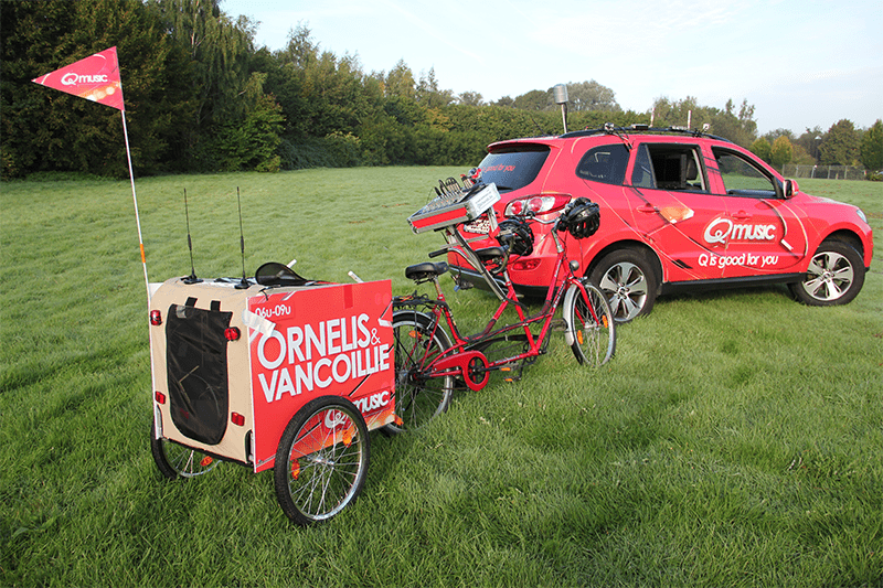 Q-Music makes a radio broadcast from a tandem bike