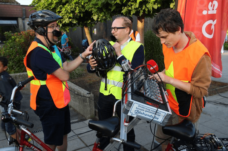 Q-Music makes a radio broadcast from a tandem bike