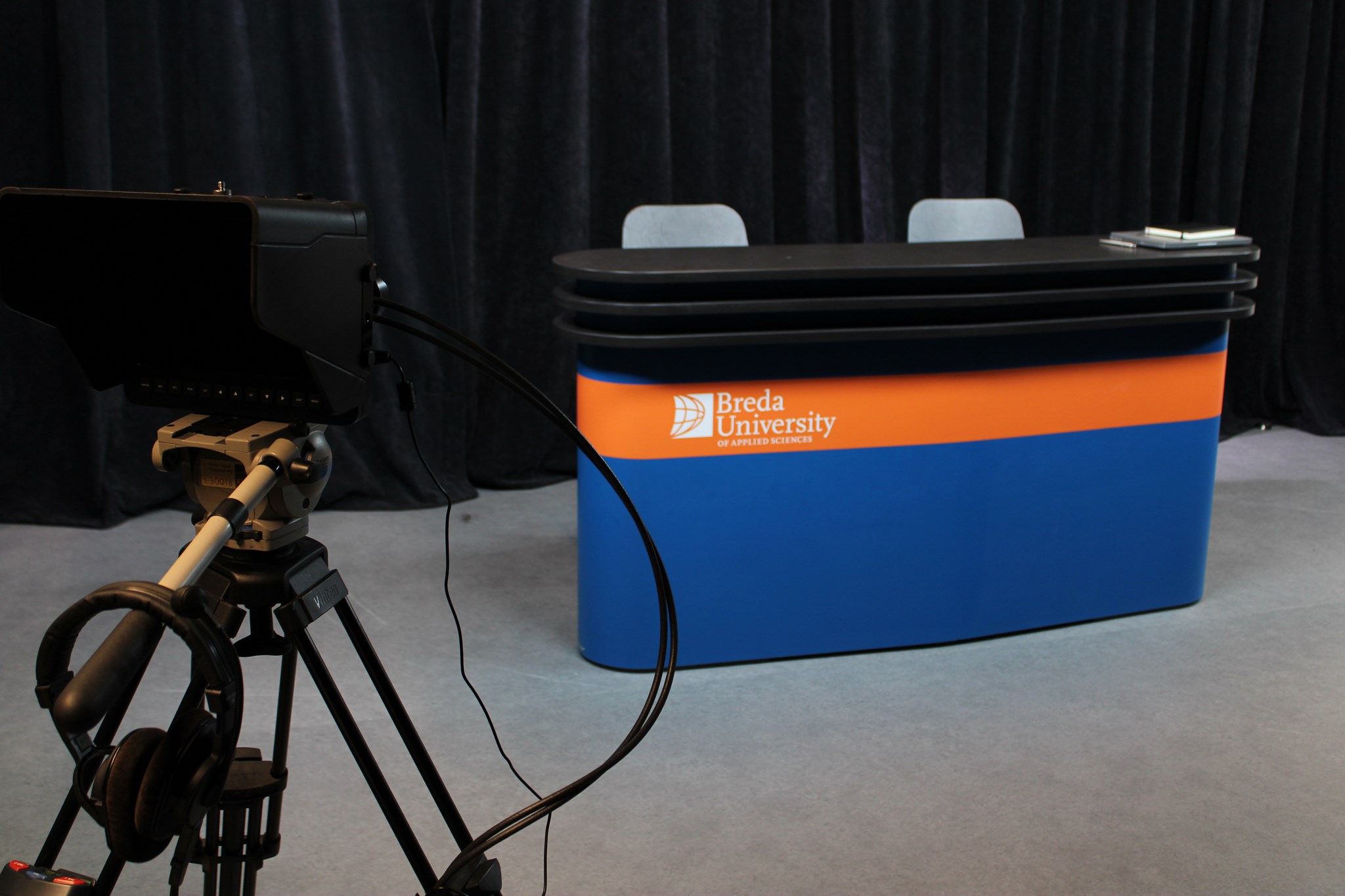 De presentatie desk van de tv-studio Breda University of Applied Sciences